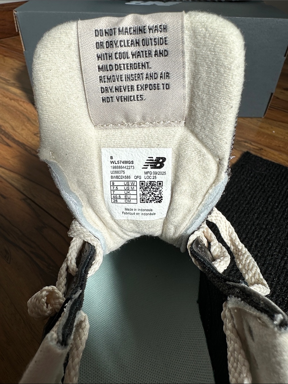 New Balance Women’s 574 Metallic Bronze and Black Sneaker size 9 - Picture 6 of 7